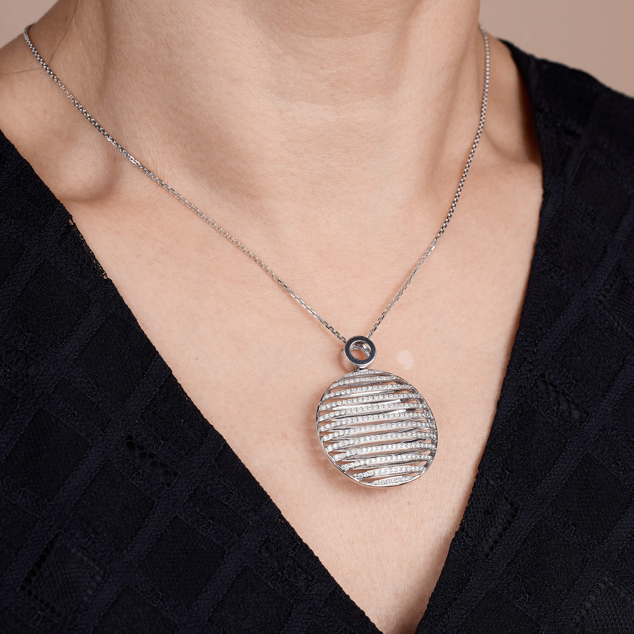 Circular striped pendant necklace