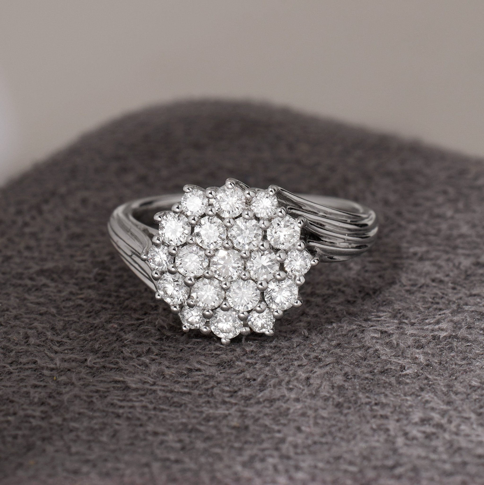 Cluster Ring with Ridged Band