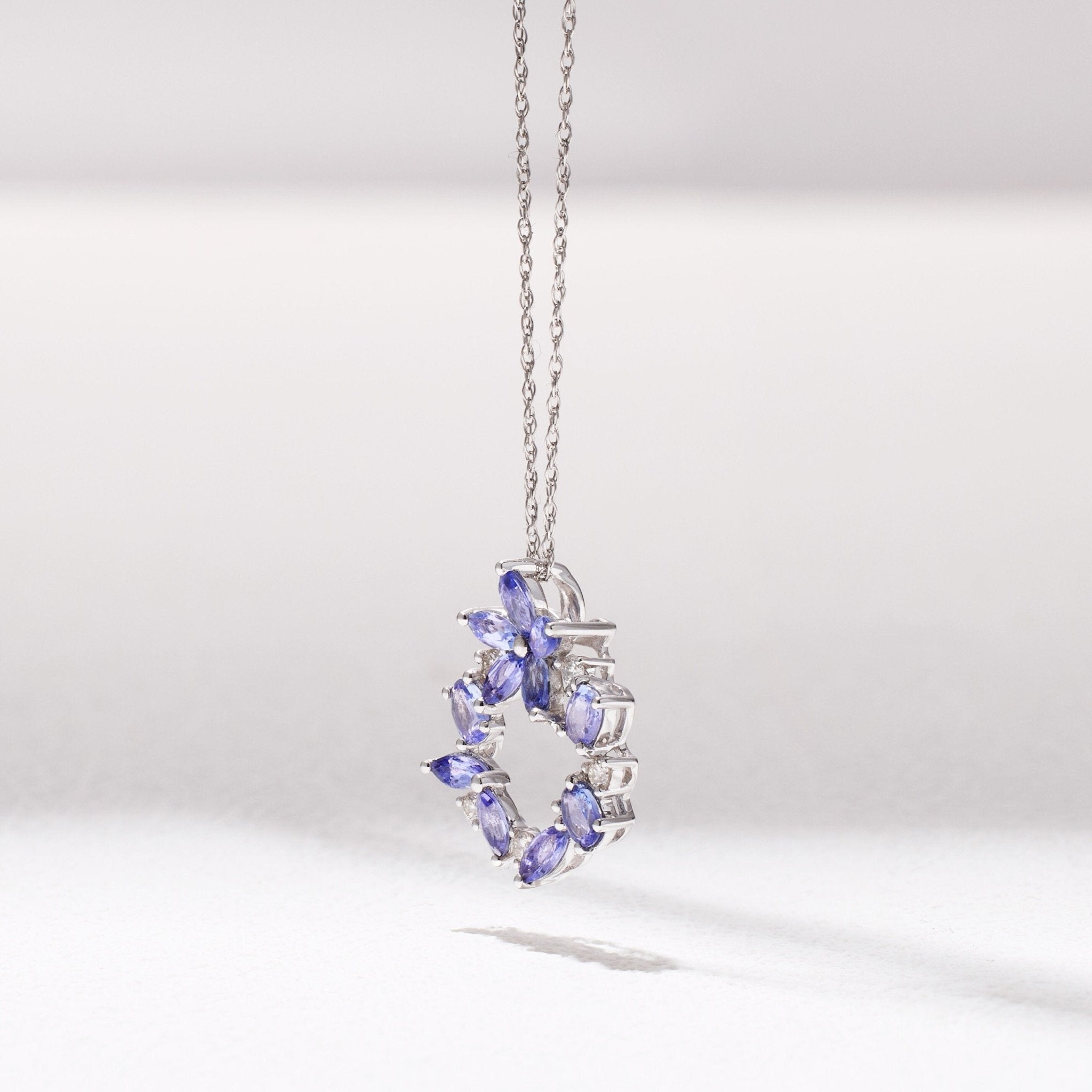 Flower halo necklace